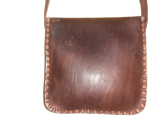 Sac carré en cuir de vachette ciselé