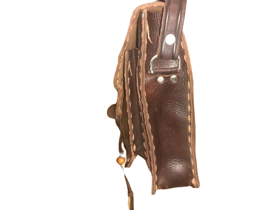 Sac carré en cuir de vachette ciselé