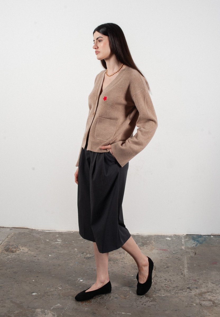 Cardigan col V femme en cachemire & laine 4 fils avec broderie fleur beige foncé - HANA 3