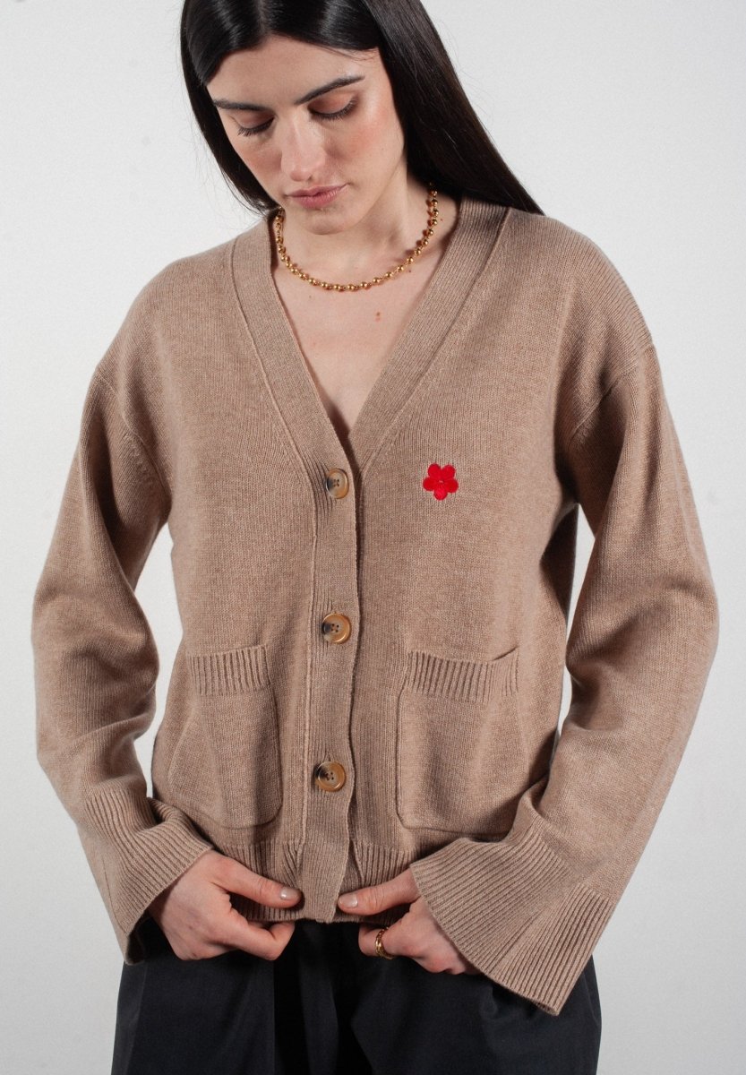 Cardigan col V femme en cachemire & laine 4 fils avec broderie fleur beige foncé - HANA 3