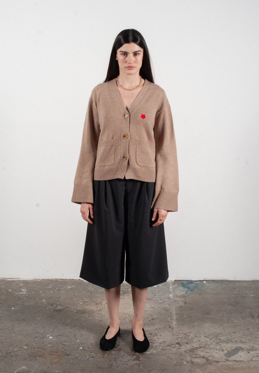 Cardigan col V femme en cachemire & laine 4 fils avec broderie fleur beige foncé - HANA 3
