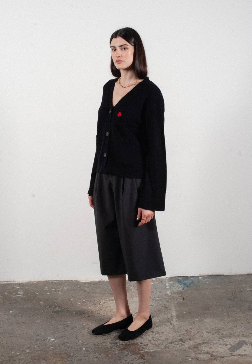 Cardigan col V femme en cachemire & laine 4 fils avec broderie fleur noir - HANA 3