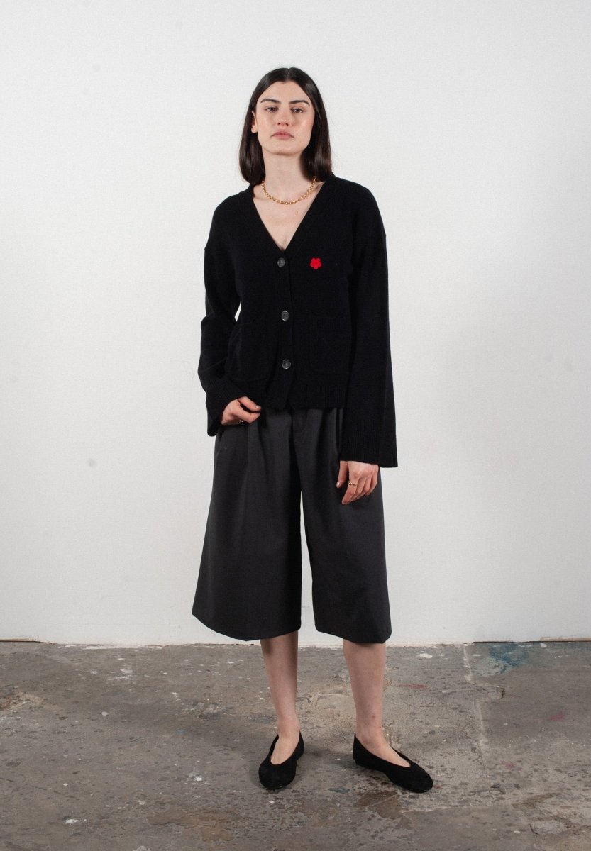 Cardigan col V femme en cachemire & laine 4 fils avec broderie fleur noir - HANA 3