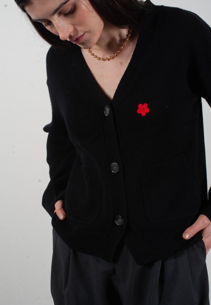 Cardigan col V femme en cachemire & laine 4 fils avec broderie fleur noir - HANA 3