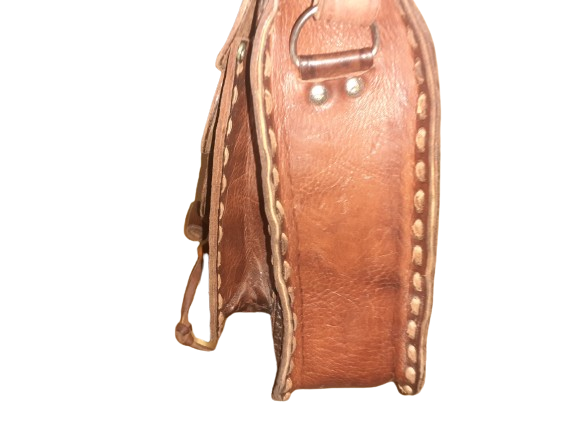 Sac carré en cuir de vachette ciselé