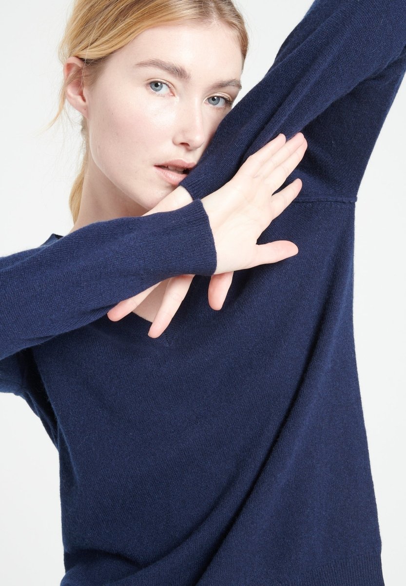 Pull col V femme en cachemire bleu marine - LILLY 6