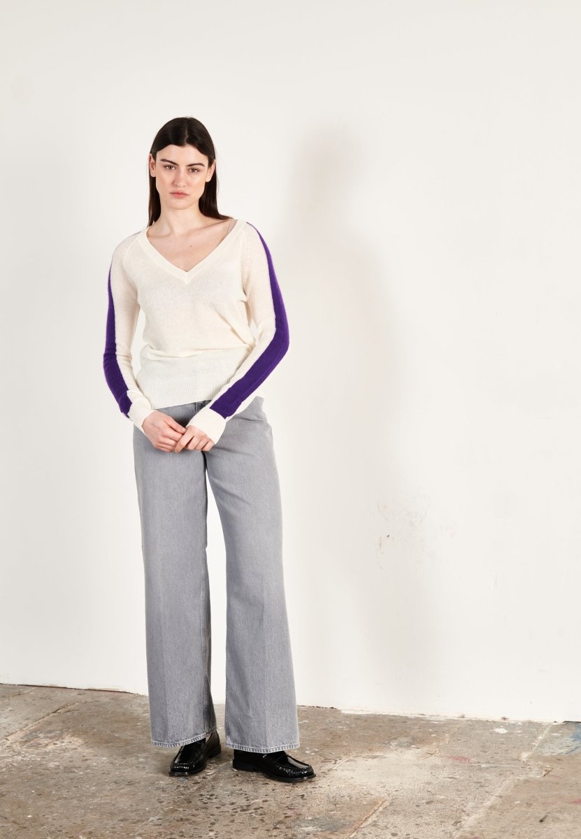 Pull col V femme en cachemire blanc écru & violet - RIA 1