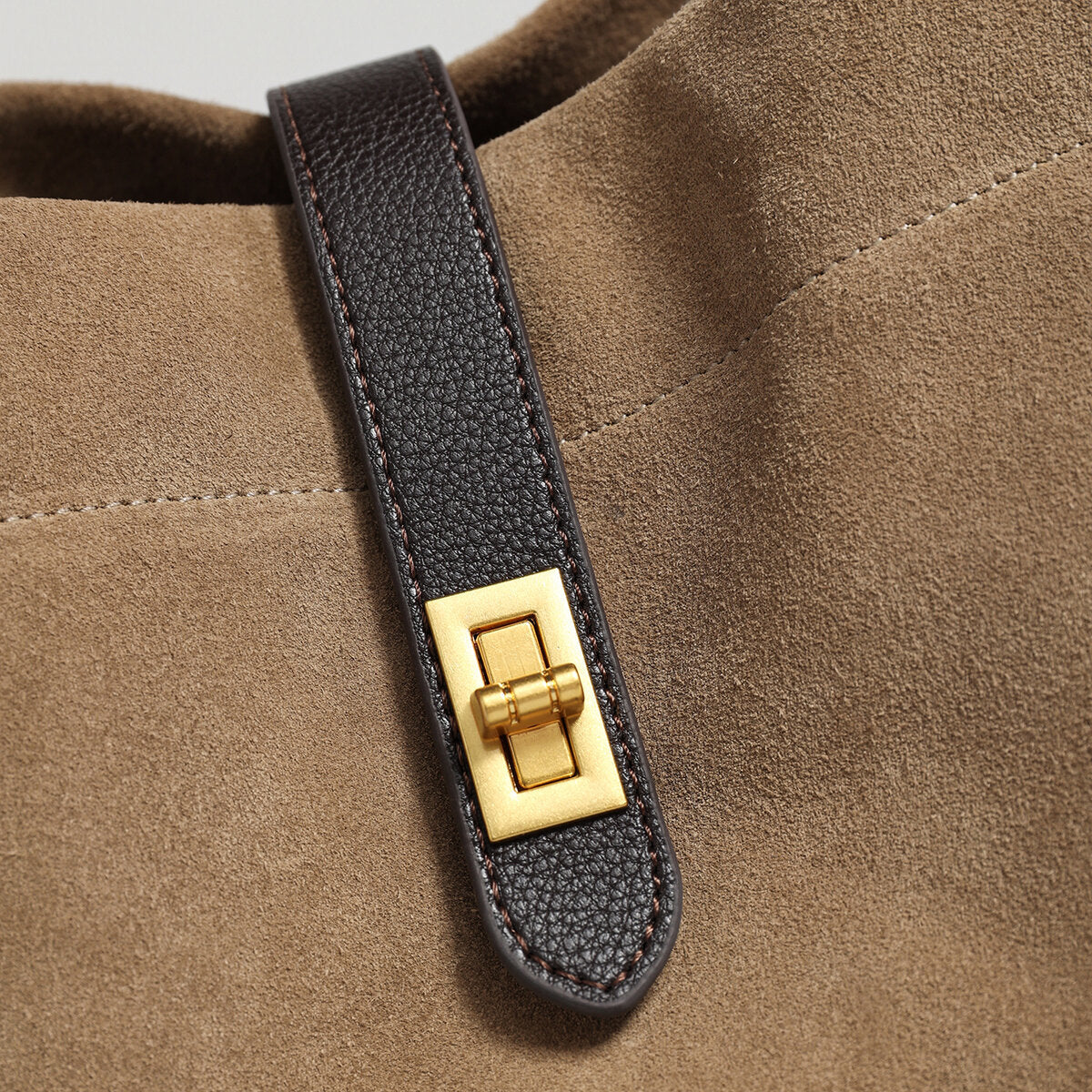 Sac cabas en daim à fermoir tournant – anses en cuir contrastées